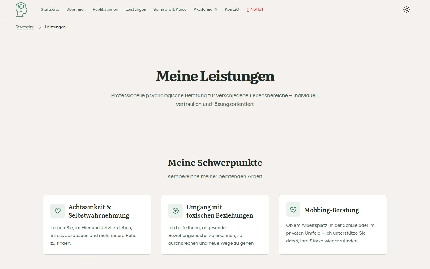 Leistungsseite mit drei Schwerpunkt-Karten